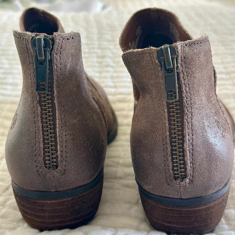 Born Kerri Women’s ankle boots new size 9 women’s Taupe distress - Picture 2 of 10